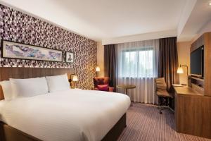 Runway View Standard King room in Leonardo London Heathrow Airport