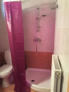 Mary-Anns Deluxe Apartment , 5km from PEREA