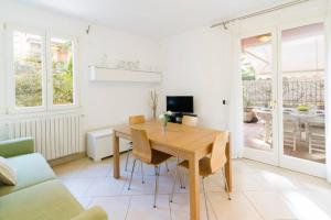 Апартамент R3 · Two-bedroom apartment with private sunny garden Бордигера Италия