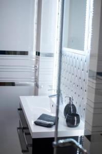 Cracow Jacuzzi Apartments Silver Room