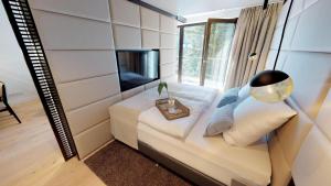 White Pearl Apartment 2.05