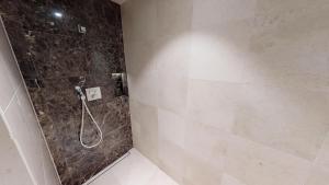 White Pearl Apartment 2.05