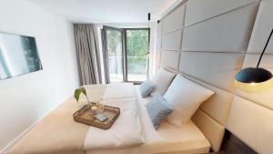 White Pearl Apartment 2.05