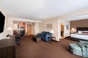 Deluxe King Suite room in Wingate by Wyndham (Lexington VA)