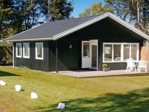 Three-Bedroom Holiday home in Dronningmølle 4