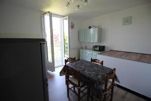 Appartements Les Meubles des Coteaux d'Aix : Appartement - Vue sur Jardin