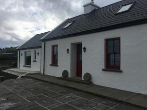 Conways Cottage with Sea View Nestling by Cliffs-of-Moher