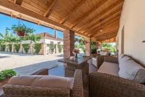 Villa Navita Augustinus with pool - Donje Raštane