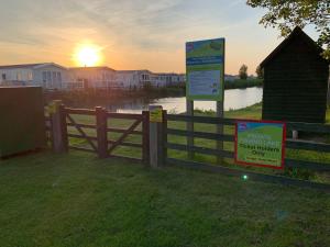 Golden Sands Caravan Hire Ingoldmells- FREE in caravan wifi- Access included to the on site club house, sports bar, arcade, coffee shop We have beach access, a fishing lake and a laundrette
