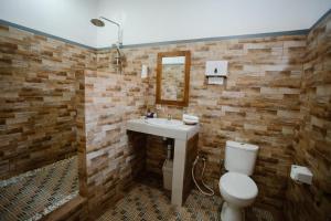 Nhà Nhỏ Hai Phòng Ngủ (Two-Bedroom Cottage)