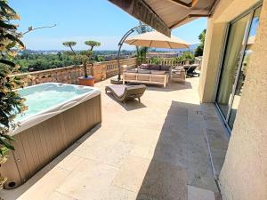 Villas 3 Bedrooms Villa near Cannes - Pool & Jacuzzi - Sea View : photos des chambres