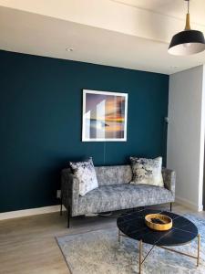 CENTRAL CAPE TOWN, STUNNING DESIGNER APARTMENT