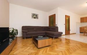 APARTMENT ROZA 800M FROM THE BEACH