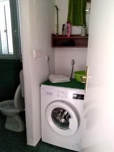 Sweet green apartment with garden