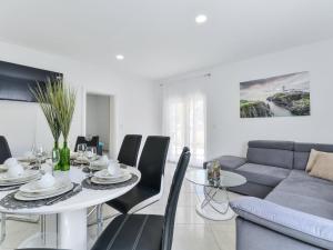 Crowonder Villa Smile with Swimming Pool and Stone Backyard