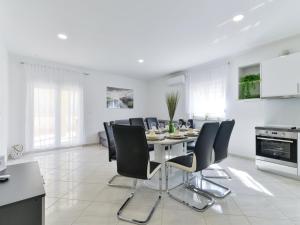 Crowonder Villa Smile with Swimming Pool and Stone Backyard