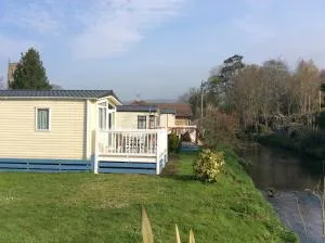 Pet friendly riverside static caravan - Priddy