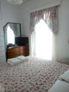 Elafonisos: Two storey house on the sea front Lakonia Greece