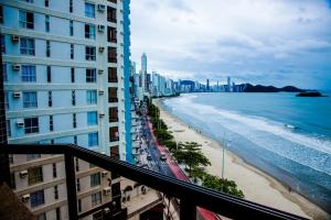 Apto frente mar Bal Camboriu pé na areia churrasqueira carvao na sacada fantástica e encantadora vista mar