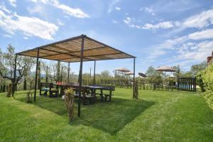 Ampio appartamento completamente rinnovato con vista e piscina