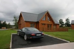 Drumcoura Lake Resort, Pet Friendly, Wifi, SKY TV, 4 Bedrooms, 2 reception rooms - Toberlyan