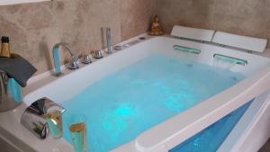 B&B / Chambres d'hotes Le Mas Romantique avec Jacuzzi et Sauna prive : photos des chambres