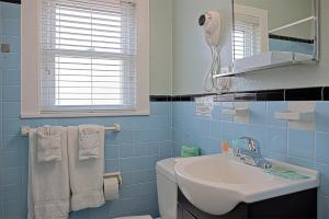 One-Bedroom Apartment room in Colonial Inn