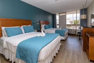 Family Room with 2 Queen Beds - Ocean View  room in Charlroy Motel