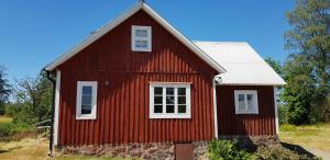 Strönhult farmhouse by the lake