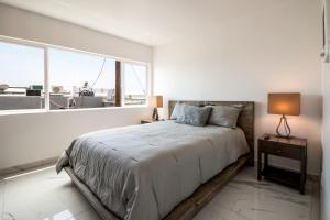 Fantastic Mission Beach condo steps to the Beach