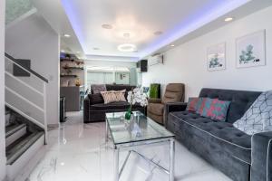 Fantastic Mission Beach condo steps to the Beach