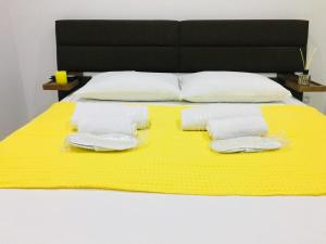 Yellow room with sea view