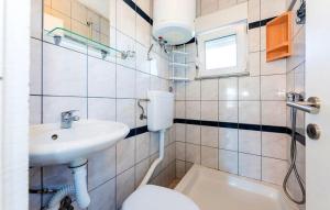 One-Bedroom Apartment with Balcony and Sea View room in Apartments with a parking space Rogoznica - 15497