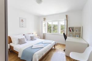 One-Bedroom Apartment with Balcony room in Apartments with a parking space Makarska - 11415