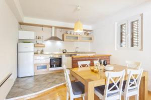 Apartments with a parking space Makarska 11415
