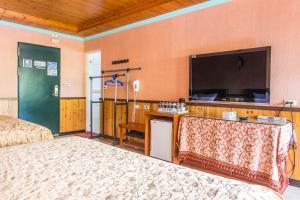 Phòng Gia đình nhìn ra Núi (Family Room with Mountain View)