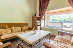 Family Room with Spa Bath and Mountain View