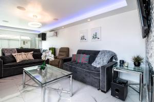 Fantastic Mission Beach condo steps to the Beach