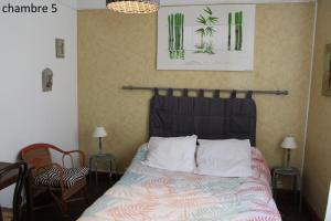 Hotels Hotel le Dervois : Chambre Double avec Salle de Bains Commune