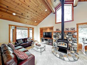 Three-Bedroom House room in New Listing! Lake Tahoe Treasure With Hot Tub Home