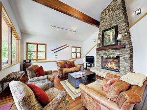 Five-Bedroom House room in New Listing! Luxe Mountain-View Home Near Skiing Duplex