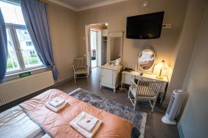 Manor Twin Room room in Karolineburg Manor House Hotel