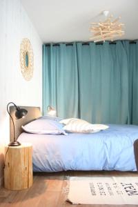 Maisons de vacances Superbe Maison 4 personnes entre le port et le centre, COUR PRIVATIVE, WiFi & Netflix gratuits : photos des chambres
