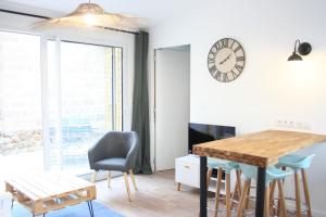 Maisons de vacances Superbe Maison 4 personnes entre le port et le centre, COUR PRIVATIVE, WiFi & Netflix gratuits : photos des chambres