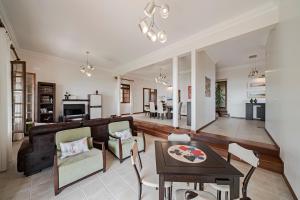 Southern Sunny House by An Island Apart