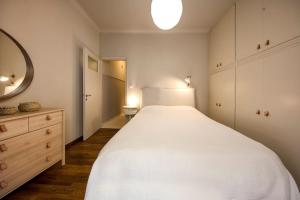 Brand new Modern Apartment with satellite TV