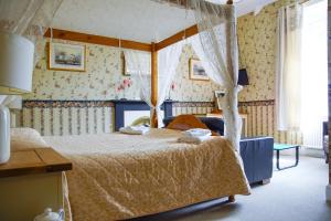 Room with Four-Poster Bed room in Abbey Grange Hotel