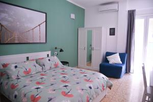 Zimmer mit Kingsize-Bett und Balkon