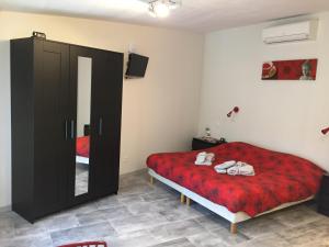 B&B / Chambres d'hotes La Bastidasse : Chambre Double - Vue sur Piscine