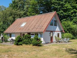 Four-Bedroom Holiday home in Allingåbro 1